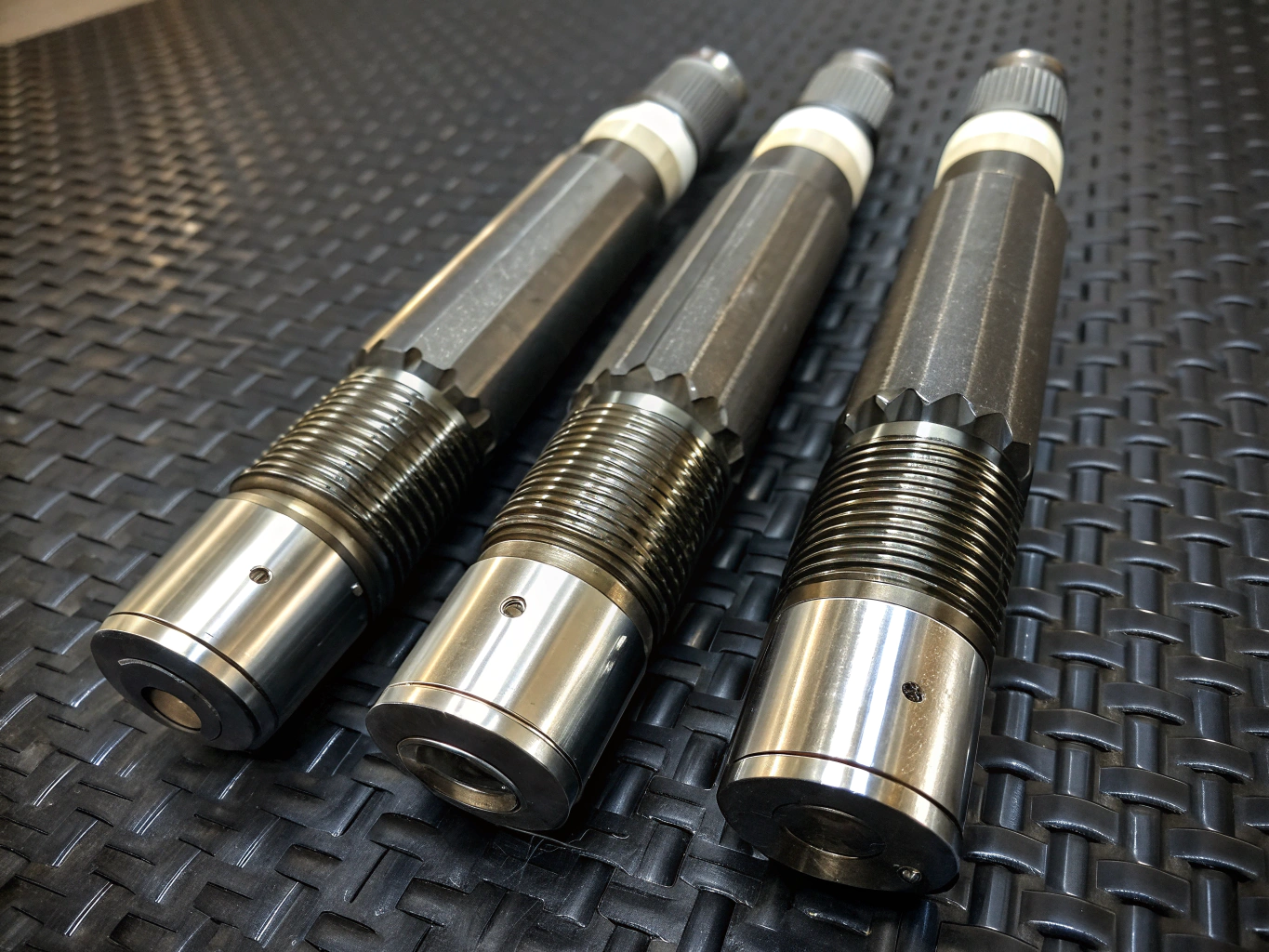 Downhole sand retention filter screen sleeve