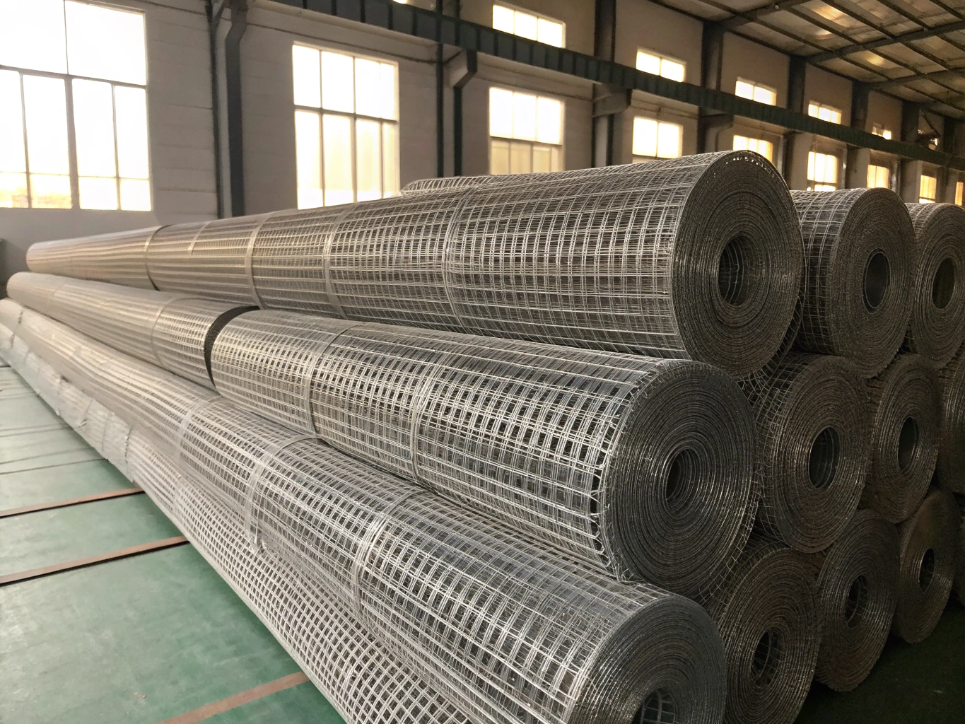 Stainless steel woven wire mesh rolls with uniform aperture geometry